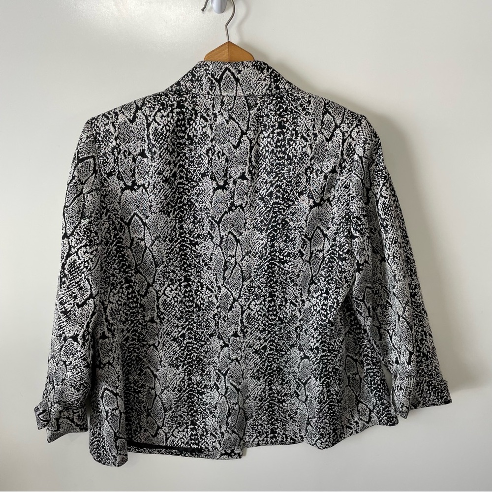 Jones Studio Sharp Black and SIlver Blazer, Animal Print, size 16W - Picture 3 of 10
